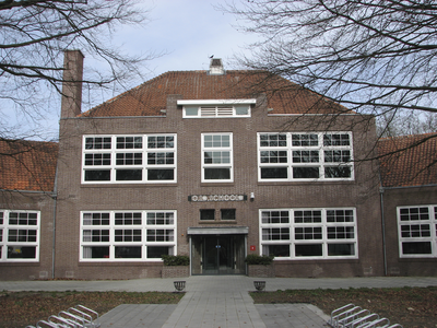 905554 Gezicht op de voorgevel van de voormalige Openbare Lager School (Prinses Christinalaan 1) te Utrecht.
